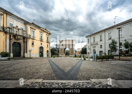 Antico Romano Arco di Traiano, archi trionfali meglio conservati.. Benevento, Italia Foto Stock