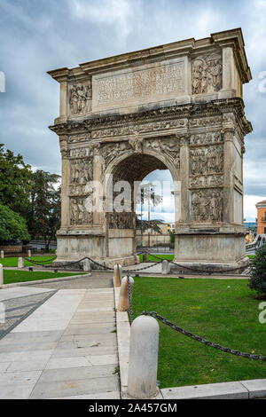 Antico Romano Arco di Traiano, archi trionfali meglio conservati.. Benevento, Italia Foto Stock