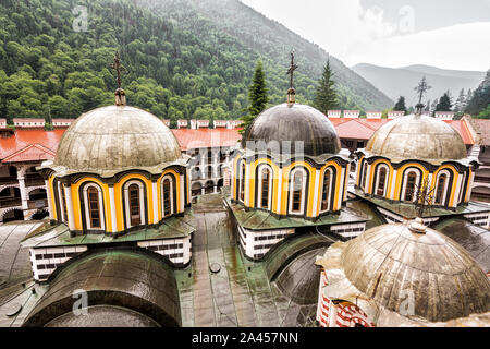 Cupole del Monastero di Rila visto dal di sopra, Bulgaria Foto Stock