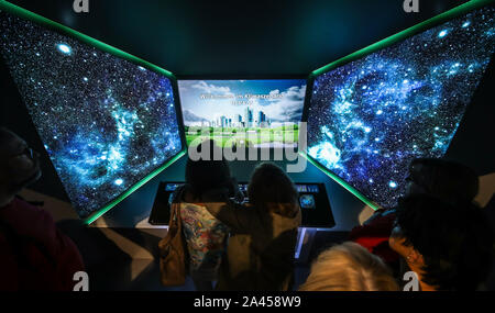 Sinsheim (Germania). Xii oct, 2019. I visitatori possono informarsi sui possibili scenari di cambiamento climatico a open day in Klima Arena. Credito: Christoph Schmidt/dpa/Alamy Live News Foto Stock