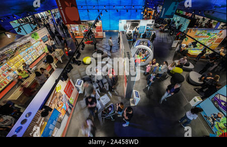 Sinsheim (Germania). Xii oct, 2019. I visitatori a piedi attraverso il Klima Arena durante la giornata porte aperte e saperne di più sui vari temi del clima. Credito: Christoph Schmidt/dpa/Alamy Live News Foto Stock