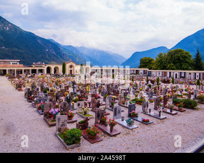 Vista del cimitero presso la chiesa di San Vigilio e Martire (inglese: San Vigilio e martire) in Spiazzo, Italia Foto Stock