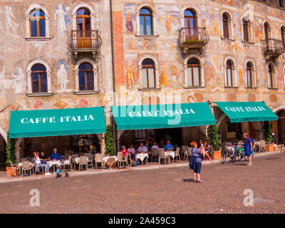 Vista della Piazza del Duomo e la 'Caffe Italia'. A Trento, Italia Foto Stock