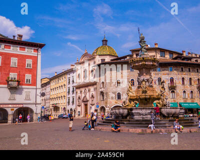 Vista della Piazza del Duomo e la fontana del Nettuno a Trento, Italia Foto Stock