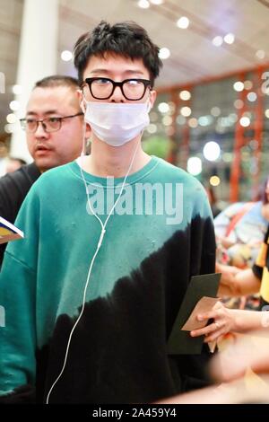 Cantante cinese Chengcheng ventola, il fratello più giovane di attrice Fan Bingbing, della Chinese Boy gruppo nove per cento, arriva a Pechino Capitale Ospiti int Foto Stock