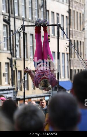 2019 Edinburg Fringe - Roayal Mile Street Performer effettua het acrobatica giocoleria/display per la visita del pubblico. Foto Stock