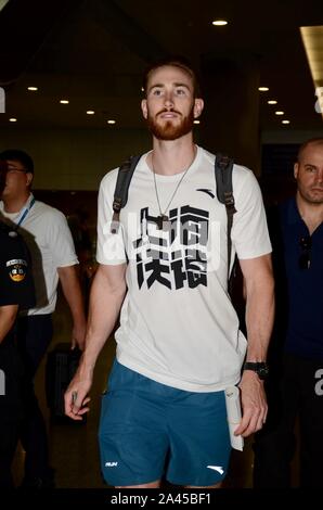 NBA star Gordon Hayward dei Boston Celtics arriva a Shanghai Pudong International Airport per il suo tour in Cina a Shanghai, Cina, 9 agosto 2019. Foto Stock