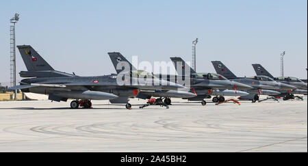 KONYA, Turchia - 26 giugno 2019: velivoli da combattimento a Konya aeroporto durante anatolica Eagle Air Force esercizio Foto Stock