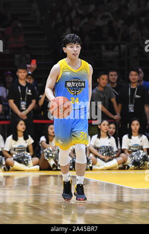 Attore cinese Deng Lun prende parte alla terza Jeremy Lin tutte le star della carità gioco di basket in città di Guangzhou, Cina del sud della provincia di Guangdong, 10 agost Foto Stock