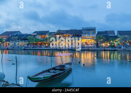 HOI AN, VIETNAM - 24marzo 2017: una vista sul fiume Thu Bon verso Bach Dang Street nella città antica. Luci colorate, edifici, riflessioni di un Foto Stock