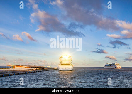 18 Settembre 2018: San Pietroburgo, Russia - navi da crociera docking al Terminal delle Navi da Crociera di sunrise. Sulla sinistra, Norvegese Breakaway. Foto Stock