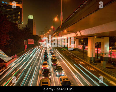 28 Novembre 2011: Shanghai in Cina - il traffico su autostrada di notte vicino al centro della citta'. Foto Stock