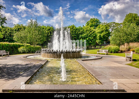 Il Giubileo di Diamante Fontana nel parco Goswells, Windsor, Berkshire, Inghilterra, Regno Unito. Fu costruito per commemorare la Regina Elisabetta II di Diamante Giubileo ho Foto Stock