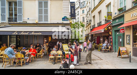 Scena di strada nella parte anteriore del ristorante "Le Saint Severin' Foto Stock