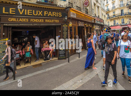 Scena di strada nella parte anteriore del ristorante "le vieux paris' Foto Stock