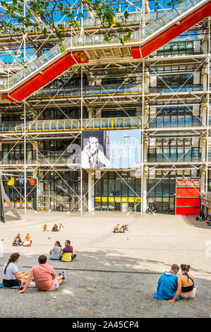 Coppie in font del centro Georges Pompidou Foto Stock