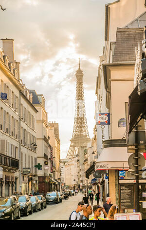 Scena di strada con la torre eiffel sullo sfondo Foto Stock