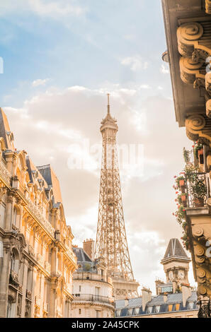 Facciate storiche con la torre eiffel sullo sfondo Foto Stock