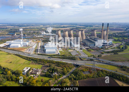 Foto aerea dell'Ferrybridge Power Station situato nel Castleford area di Wakefield nel Regno Unito, che mostra la stazione di alimentazione delle torri di raffreddamento. Foto Stock