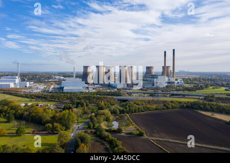 Foto aerea dell'Ferrybridge Power Station situato nel Castleford area di Wakefield nel Regno Unito, che mostra la stazione di alimentazione delle torri di raffreddamento. Foto Stock