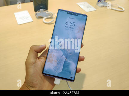 Huawei Mate 30 è dimostrata in un negozio di vendita al dettaglio a Pechino in Cina, 23 settembre 2019. *** Caption locale *** fachaoshi Foto Stock