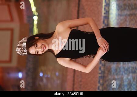 Miss Hong Kong 2018 vincitore Hera Chan pone durante la cerimonia di consegna del premio dopo la finale di Miss Hong Kong Pageant 2019 a Hong Kong, Cina, 8 Settemb Foto Stock