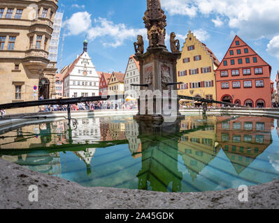 Sulla piazza del mercato di Rothenburg ob der Tauber in Germania Foto Stock