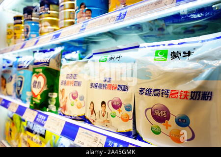 --FILE -- In questo unlocated foto, sacchetti di Mengniu formula sono in vendita in un supermercato, 31 agosto 2019. China Mengniu Dairy Co. ha accettato di acquistare pergamo Foto Stock