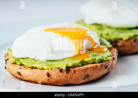 Uovo affogato e purea di Avocado su pane tostato Foto Stock