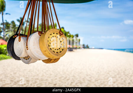 Souvenir tradizionali sulla spiaggia balinese in Indonesia Foto Stock