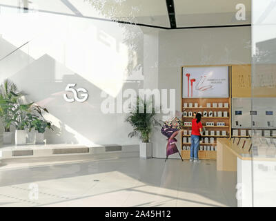 La vista interna del primo Huawei negozio autorizzato a Pechino in Cina, 30 settembre 2019. *** Caption locale *** fachaoshi Foto Stock
