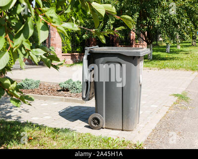 Outdoor trash can sulla strada. Chiusura del cestino sporchi nel parco Foto Stock
