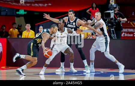 Il tedesco giocatore di pallacanestro professionale Dennis Schroder della Germania National Basketball Team, lasciata bianca, difende in corrispondenza del terzo round del gruppo G Jorda Foto Stock