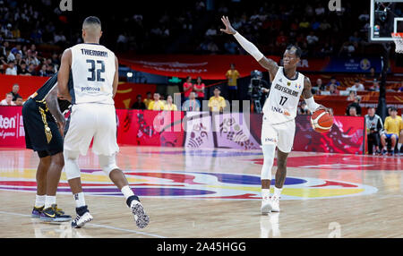 Il tedesco giocatore di pallacanestro professionale Dennis Schroder della Germania National Basketball Team, a destra bianco, mantiene la sfera in corrispondenza del terzo round del gruppo Foto Stock