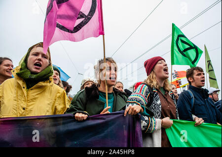 Amsterdam, Paesi Bassi. Xii oct, 2019. I manifestanti cantano slogan durante la dimostrazione.centinaia di estinzione della ribellione attivisti bloccato uno dei ponti importanti in Amsterdam, il Blauwbrug nel centro della città in modo che il governo olandese è in grado di riconoscere la crisi climatica. Credito: SOPA Immagini limitata/Alamy Live News Foto Stock