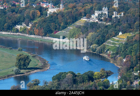 Dresden, Germania. Xii oct, 2019. Una storica ruota a cassette sistema di cottura a vapore dalla flotta del Sassone Steamship Company viaggia lungo l'Elba sotto i tre castelli Elba Albrechtsberg Castello (l-r), Lingnerschloss Castello e Eckberg Castello. Gli edifici sulle rive del fiume Elba a Dresda sono noti anche come il Albrechtsschlösser. Credito: Robert Michael/dpa-Zentralbild/dpa/Alamy Live News Foto Stock