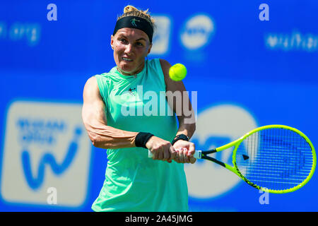 Svetlana Kuznetsova della Russia di catture la sfera contro Bethanie Lynn Mattek-Sands dell America al secondo turno delle donne del singolo criterio m Foto Stock