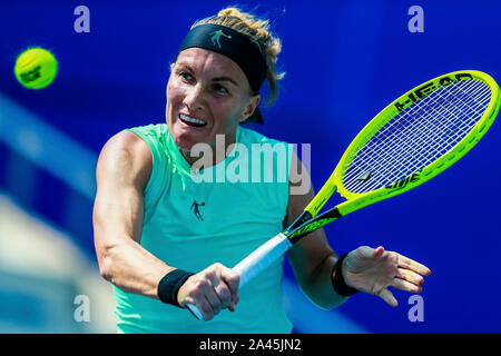 Svetlana Kuznetsova della Russia di catture la sfera contro Bethanie Lynn Mattek-Sands dell America al secondo turno delle donne del singolo criterio m Foto Stock