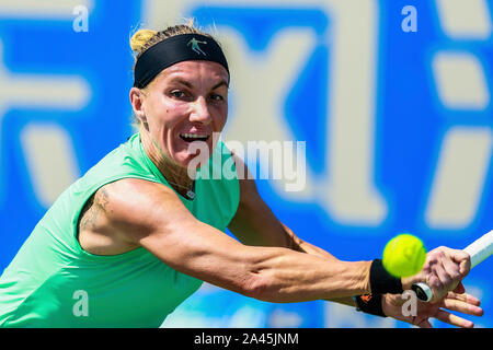 Svetlana Kuznetsova della Russia di catture la sfera contro Bethanie Lynn Mattek-Sands dell America al secondo turno delle donne del singolo criterio m Foto Stock