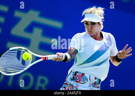 Bethanie Lynn Mattek-Sands d'America afferra la palla contro Svetlana Kuznetsova della Russia in occasione del secondo round della donna sola qualifica m Foto Stock