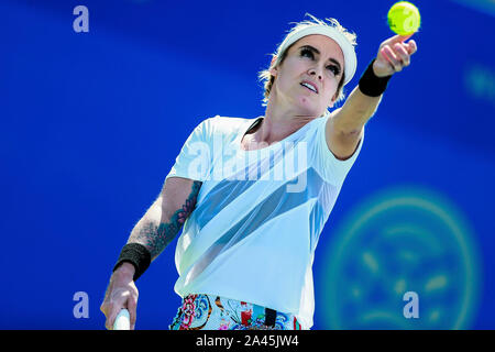 Bethanie Lynn Mattek-Sands dell America serve la sfera contro Svetlana Kuznetsova della Russia in occasione del secondo round delle donne del singolo ma di qualificazione Foto Stock