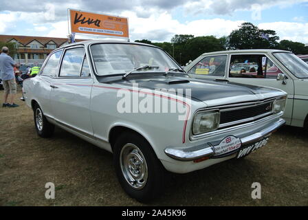 Un 1968 Vauxhall Viva GT parcheggiato sul display in English Riviera Classic Car Show, Paignton, Devon, Inghilterra, Regno Unito. Foto Stock