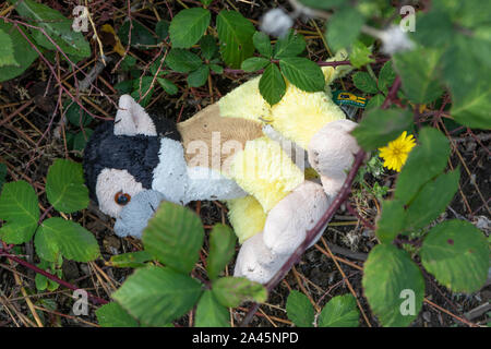 Un bambino abbandonato giocattolo morbido Foto Stock