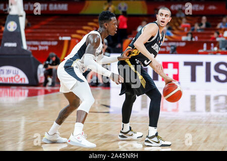 Il tedesco giocatore di pallacanestro professionale Dennis Schroder della Germania National Basketball Team, lasciata bianca, difende in corrispondenza del terzo round del gruppo G Jorda Foto Stock