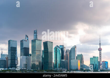 Una vista panoramica dal lato est del Bund raffigurante un magnifico skyline composta da highrises in Cina a Shanghai, 20 settembre 2019. *** Capti locale Foto Stock