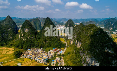 Paesaggio di Jingxi una contea di livello nella città di Baise City, a sud-ovest della Cina di Guangxi Zhuang Regione autonoma su Ottobre 6th, 2019. Foto Stock