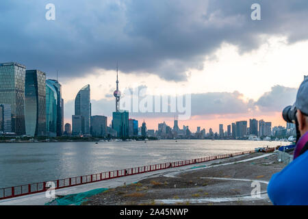 Una vista panoramica dal lato est del Bund raffigurante un magnifico skyline composta da highrises in Cina a Shanghai, 20 settembre 2019. *** Capti locale Foto Stock
