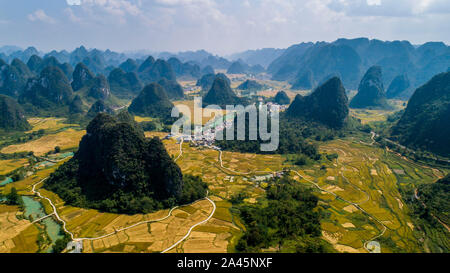 Paesaggio di Jingxi una contea di livello nella città di Baise City, a sud-ovest della Cina di Guangxi Zhuang Regione autonoma su Ottobre 6th, 2019. Foto Stock