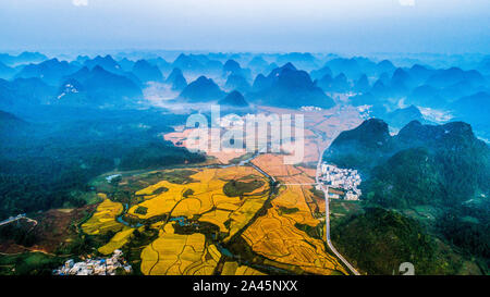 Paesaggio di Jingxi una contea di livello nella città di Baise City, a sud-ovest della Cina di Guangxi Zhuang Regione autonoma su Ottobre 6th, 2019. Foto Stock