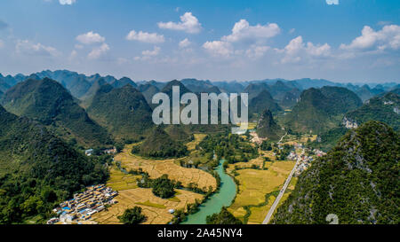 Paesaggio di Jingxi una contea di livello nella città di Baise City, a sud-ovest della Cina di Guangxi Zhuang Regione autonoma su Ottobre 6th, 2019. Foto Stock